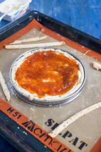 Herzhafte Tarte fine mit Tomaten und Zwiebelconfit Zwiebelconfit Rezept Schritt 14 Tarte Mit Tomatensauce Belegt