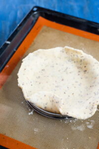Herzhafte Tarte fine mit Tomaten und Zwiebelconfit Zwiebelconfit Rezept Schritt 5 Tarteboden Auf Backblech