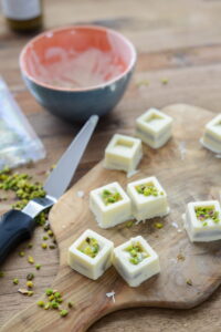 Pistazien Pralinen mit weißer Schokolade Pralinen Rezept Schritt 10 Pralinen Schneiden Auf Brett 200x300