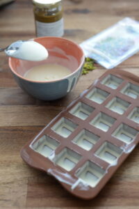 Pistazien Pralinen mit weißer Schokolade Pralinen Rezept Schritt 4 Schokolade In Pralinenform Giessen 200x300