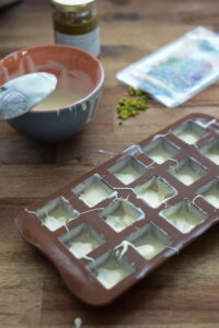 Pistazien Pralinen mit weißer Schokolade Pralinen Rezept Schritt 5 Schokolade In Pralinenform Giessen 200x300