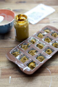 Pistazien Pralinen mit weißer Schokolade Pralinen Rezept Schritt 6 Pistazienmasse In Eiswürfelform 200x300