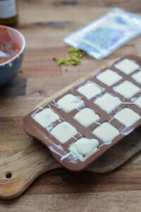 Pistazien Pralinen mit weißer Schokolade Pralinen Rezept Schritt 7 Schokoladenform Mit Weisser Füllung 200x300