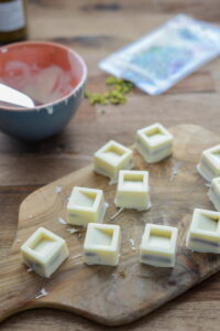 Pistazien Pralinen mit weißer Schokolade Pralinen Rezept Schritt 8 Weisse Schokolade Pralinenformen Ausgehöhlt 200x300