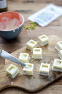 Pistazien Pralinen mit weißer Schokolade Pralinen Rezept Schritt 9 Pralinen Mit Ganache Befüllen 200x300