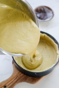 Flan pâtissier mit Pistazien pudding-creme-im-boden-geben-1-200x300