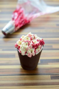 Blumenstrauß Törtchen blumen-mit-buttercreme-spritzen-5-1-200x300