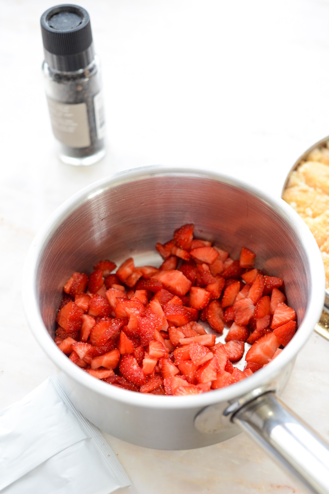 Erdbeer-Tarte ohne backen mit Pfeffer und Minze Rezept