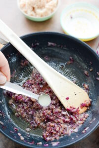 Krebs-Rillettes mit Zwiebelconfit Zwiebelconfit Schritt 10 Zwiebelconfit In Pfanne Rösten