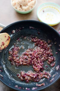Krebs-Rillettes mit Zwiebelconfit Zwiebelconfit Schritt 11 Rote Zwiebeln In Pfanne Anbraten