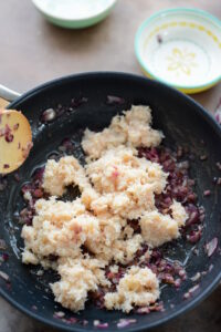 Krebs-Rillettes mit Zwiebelconfit Zwiebelconfit Schritt 12 Krabbenfleisch Mit Semmelbrösel Anbraten