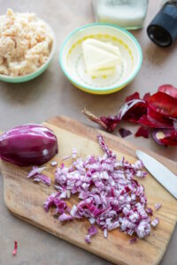 Krebs-Rillettes mit Zwiebelconfit Zwiebelconfit Schritt 2 Rote Zwiebeln Fein Gehackt