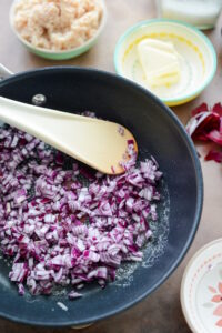 Krebs-Rillettes mit Zwiebelconfit Zwiebelconfit Schritt 5 Rote Zwiebeln In Pfanne Andünsten