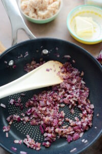 Krebs-Rillettes mit Zwiebelconfit Zwiebelconfit Schritt 6 Rote Zwiebeln In Pfanne Andünsten