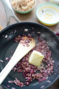 Krebs-Rillettes mit Zwiebelconfit Zwiebelconfit Schritt 7 Butter Und Rote Zwiebeln In Pfanne