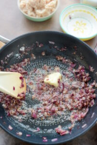 Krebs-Rillettes mit Zwiebelconfit Zwiebelconfit Schritt 8 Butter In Zwiebeln Schmelzen