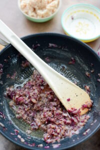 Krebs-Rillettes mit Zwiebelconfit Zwiebelconfit Schritt 9 Zwiebelconfit In Pfanne Andünsten