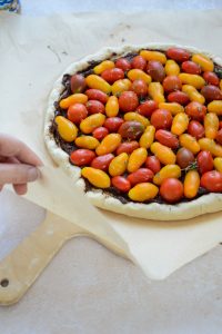 Tarte Fine mit Tomaten und Tapenade Tarte Tomaten Oliven 9 200x300