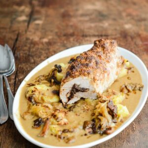 Schweinebraten mit Pflaumen und Haselnüssen