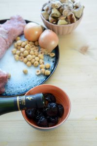Schweinebraten mit Pflaumen und Haselnüssen Schweinebraten Rezept 1 200x300