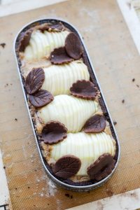Tarte Bourdaloue mit Birnen, Schokolade und Haselnüssen Creme Amandine Mit Haselnuss 10 200x300