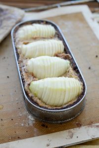 Tarte Bourdaloue mit Birnen, Schokolade und Haselnüssen Creme Amandine Mit Haselnuss 9 200x300
