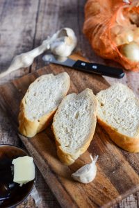 Französische Zwiebelsuppe (Soupe à l'oignon) croutons-zwiebel-suppe-rezept-1-200x300