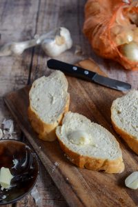 Französische Zwiebelsuppe (Soupe à l'oignon) croutons-zwiebel-suppe-rezept-3-200x300