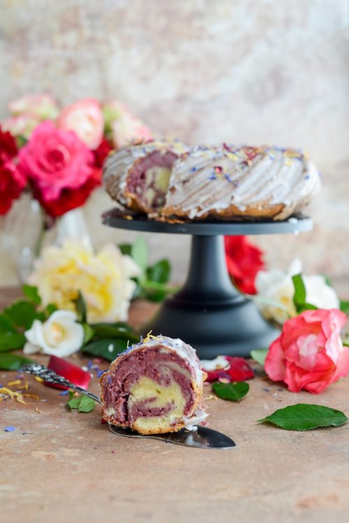 Zarter Kuchen mit Himbeeren und Rosen Rezept