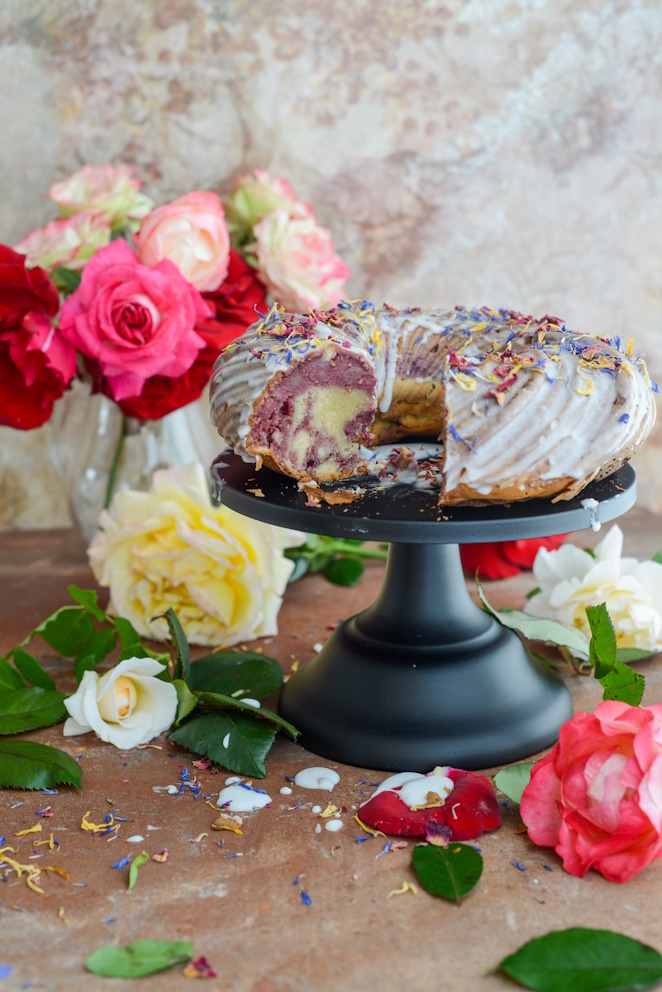 Zarter Kuchen mit Himbeeren und Rosen himbeeren-und-rosen-kuchen