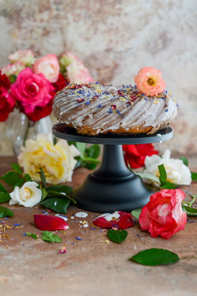 Zarter Kuchen mit Himbeeren und Rosen rose-himbeer-kuchen