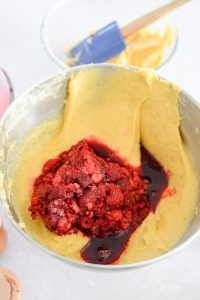 Zarter Kuchen mit Himbeeren und Rosen Rosen Und Himbeer Kuchen 1 200x300