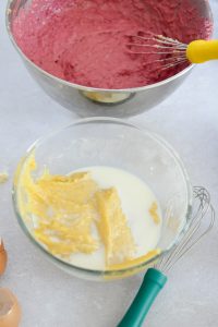 Zarter Kuchen mit Himbeeren und Rosen Rosen Und Himbeer Kuchen 3 200x300