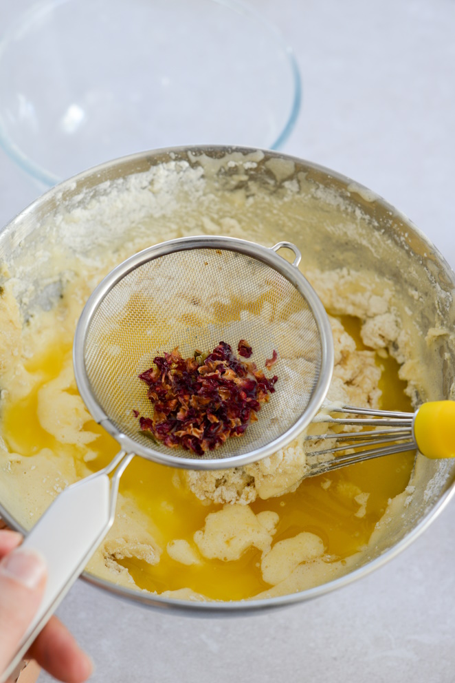 Zarter Kuchen mit Himbeeren und Rosen Rezept