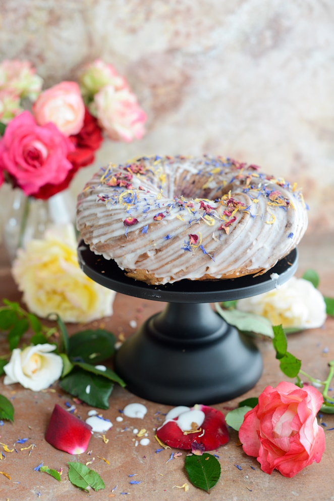 Zarter Kuchen mit Himbeeren und Rosen rosen-und-himbeer-kuchen