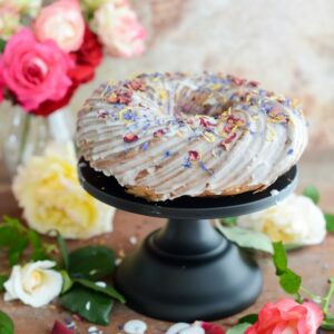 Zarter Kuchen mit Himbeeren und Rosen
