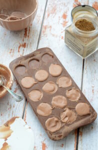 Pralinen aus Vollmilchschokolade Weihnachtsrezept Milch Schokolade Pralinen Rezept 10 196x300