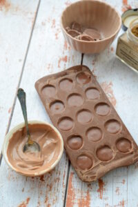 Pralinen aus Vollmilchschokolade Weihnachtsrezept Milch Schokolade Pralinen Rezept 9 200x300