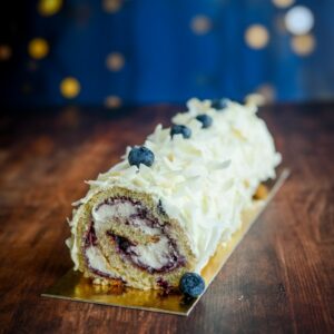 Bûche de Noël mit Kokosnuss und Blaubeeren