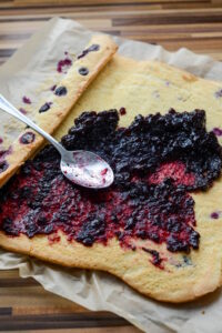 Bûche de Noël mit Kokosnuss und Blaubeeren Kokosnuss Buche De Nöl Mit Blaubeeren Rezept 7 200x300