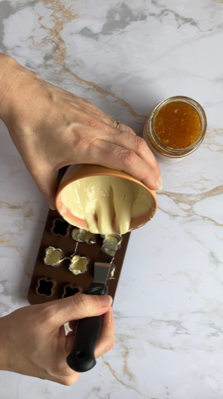 Pralinen mit weißer Schokolade und Orangen-Lebkuchen-Füllung Rezept