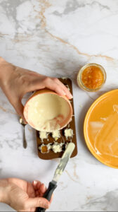 Pralinen mit weißer Schokolade und Orangen-Lebkuchen-Füllung weisse-schokolade-pralinen-mit-orangen-und-zimt-rezept-4-168x300