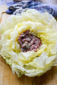 Gefüllter Wirsing aus der Auvergne - Chou farci auvergnat Chou Farci Gefüllte Wirsing Rezept 1 200x300