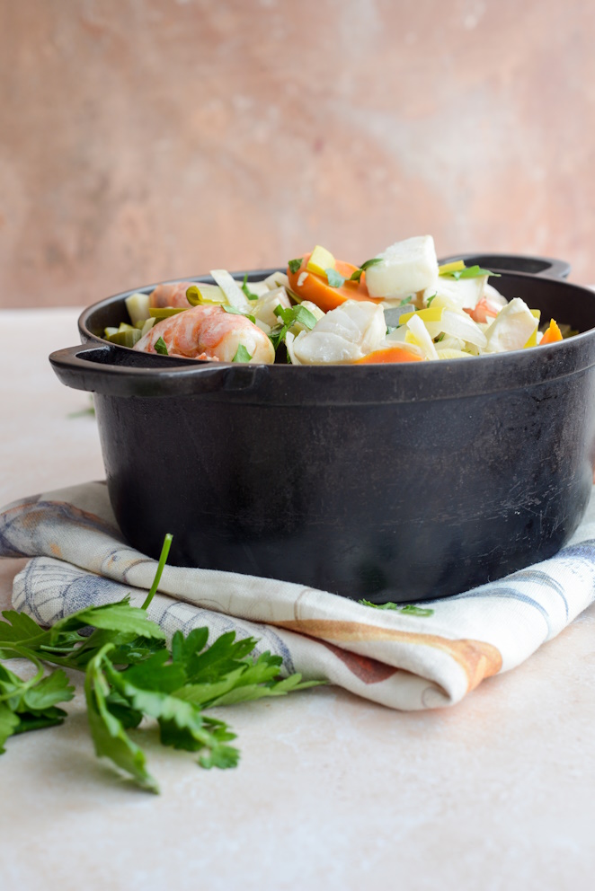 Pot-au-feu mit Fisch und Garnelen fisch-pot-au-feu-kochtopf