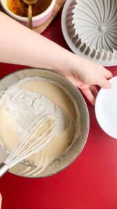 Quatre-quarts mit Vanille Gleichschwerkuchen Rezept Schritt 10 Mehl In Teig Sieben