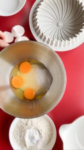 Quatre-quarts mit Vanille Gleichschwerkuchen Rezept Schritt 3 Eier In Rührschüssel Aufschlagen