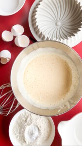 Quatre-quarts mit Vanille Gleichschwerkuchen Rezept Schritt 4 Teig In Rührschüssel Mit Zutaten