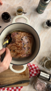 Lammbraten mit Piment d'Espelette und schwarzem Knoblauch Lammbraten Mit Piment D Espelette Und Schwarze Knoblauch 11 169x300