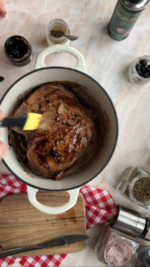 Lammbraten mit Piment d'Espelette und schwarzem Knoblauch Lammbraten Mit Piment D Espelette Und Schwarze Knoblauch 12 169x300