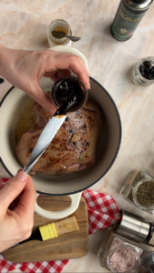 Lammbraten mit Piment d'Espelette und schwarzem Knoblauch Lammbraten Mit Piment D Espelette Und Schwarze Knoblauch 9 169x300